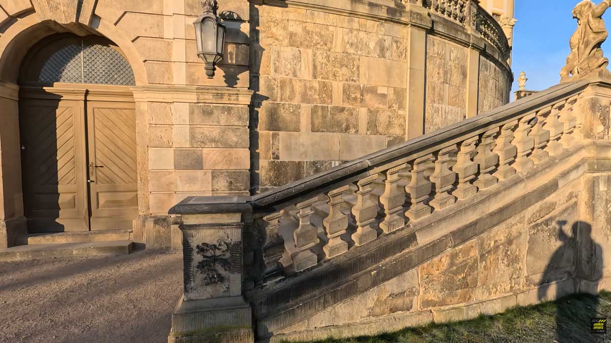 Barokní schodiště u zámku Moritzburg dnes, místo slavné scény se střevíčkem