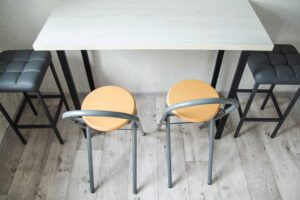 Kompaktní sezení u úzkého stolu vhodné do malého bytu s omezeným prostorem.