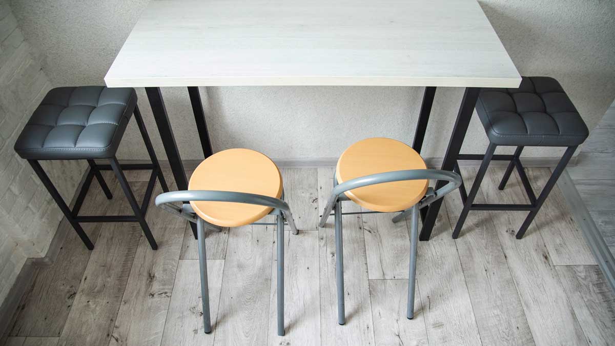 Kompaktní sezení u úzkého stolu vhodné do malého bytu s omezeným prostorem.