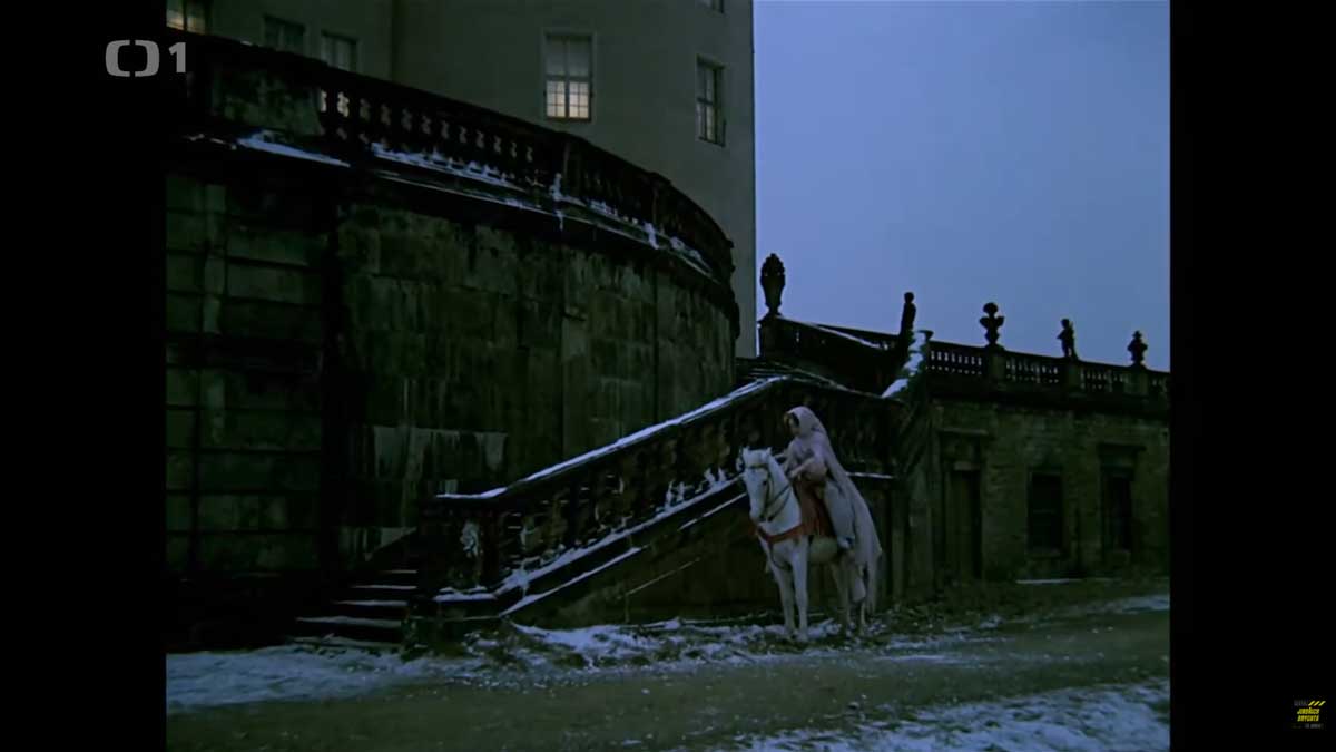 Popelka s Juráškem pod schodištěm zámku Moritzburg ve filmu