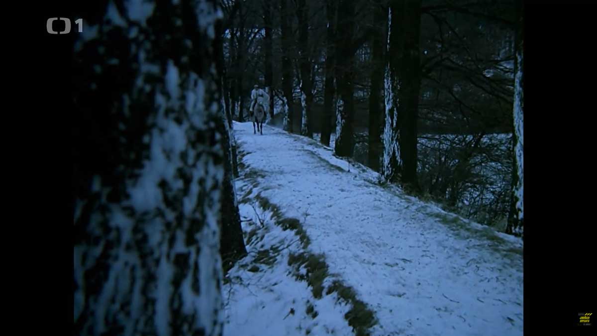 Zasněžená stezka u rybníka v Mezihoří ve filmu