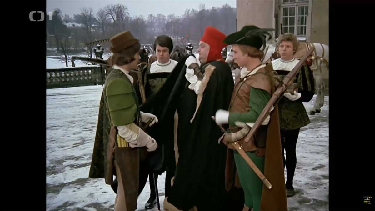 Studování dějepravy na zámeckém nádvoří ve filmu Tři oříšky pro Popelku