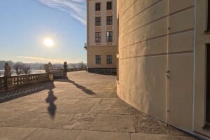 Zámecké nádvoří dnes, kde se natáčely scény studia dějepravy z Popelky