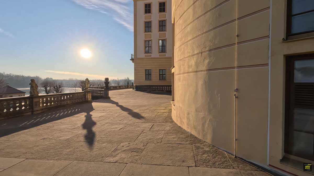 Zámecké nádvoří dnes, kde se natáčely scény studia dějepravy z Popelky