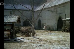 Svatební Popelka ve filmu Tři oříšky pro Popelku na zámeckém nádvoří