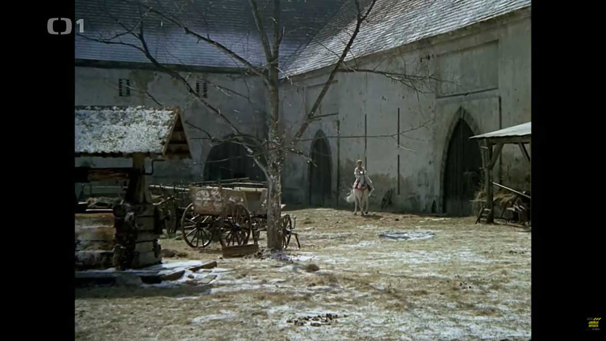 Svatební Popelka ve filmu Tři oříšky pro Popelku na zámeckém nádvoří