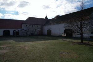 Zámecký prostor dnes, kde se natáčela svatební scéna Popelky