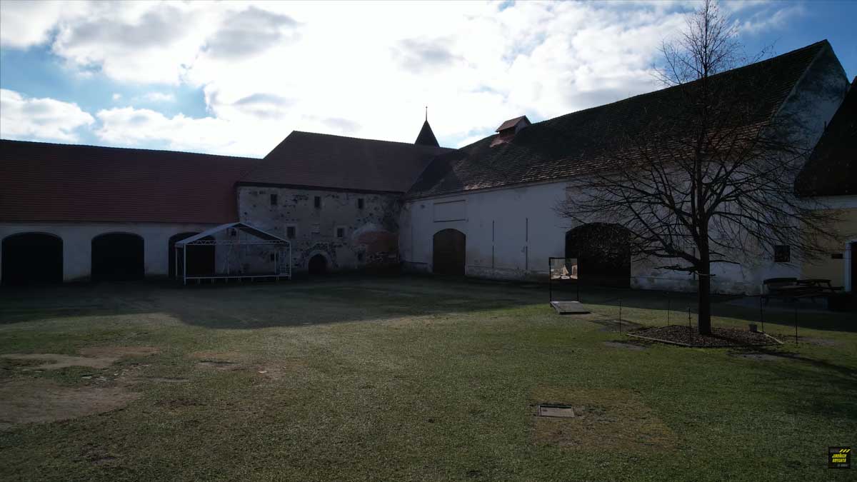 Zámecký prostor dnes, kde se natáčela svatební scéna Popelky