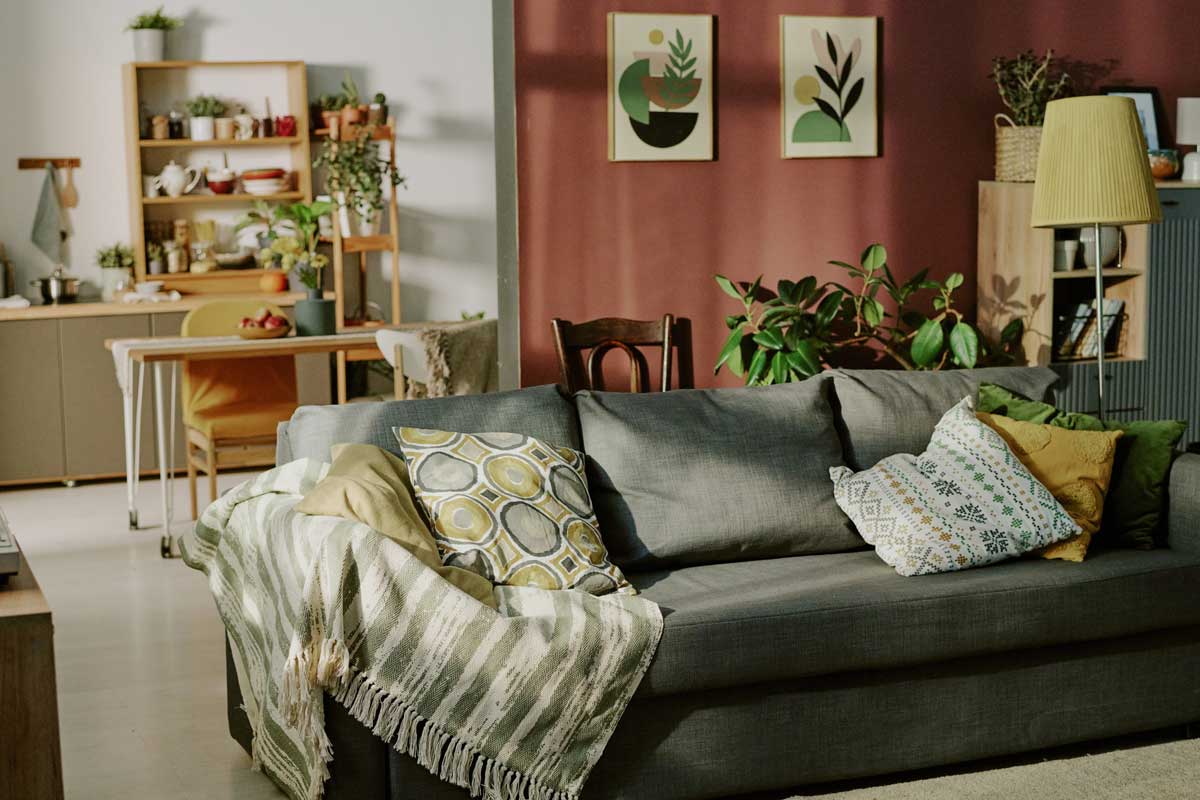 Útulný obývák v tlumených barvách vytvořený pro introverty hledající klid a měkké prostředí.