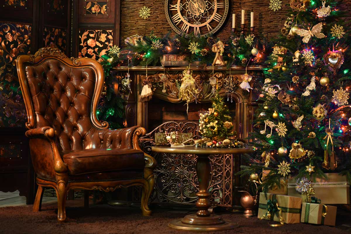 Tradiční, výrazně zdobená vánoční dekorace s množstvím světel a ozdob, která může snadno působit přeplněně.