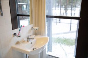 Umyvadlo v koupelně během zimy, kdy suchý vzduch urychluje odpařování vody a tvorbu vodního kamene.