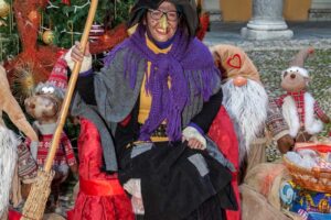 Postava vánoční čarodějnice La Befana která podle italské tradice hledá Betlém a obdarovává děti