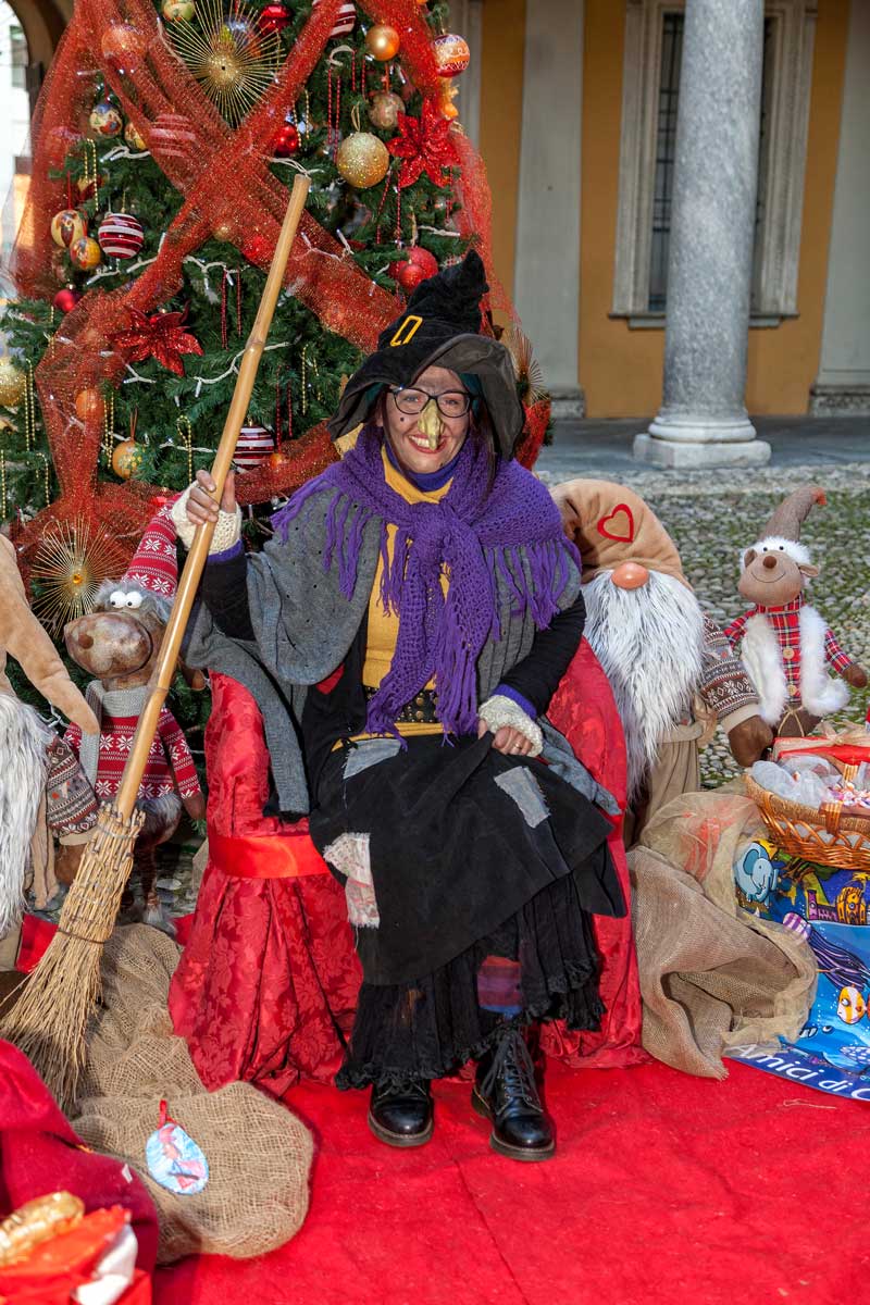 Postava vánoční čarodějnice La Befana která podle italské tradice hledá Betlém a obdarovává děti