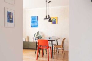 Světlý vstup do bytu s výhledem do jídelny a obývací části.