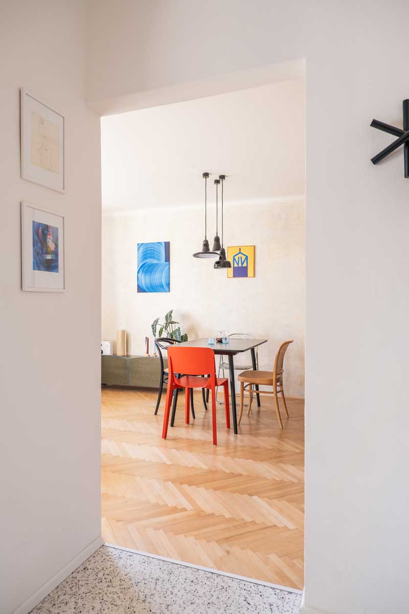 Světlý vstup do bytu s výhledem do jídelny a obývací části.