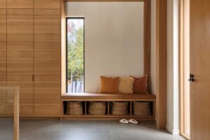 Minimalistický vstupní prostor s vestavěnou lavicí a úložnými koši
