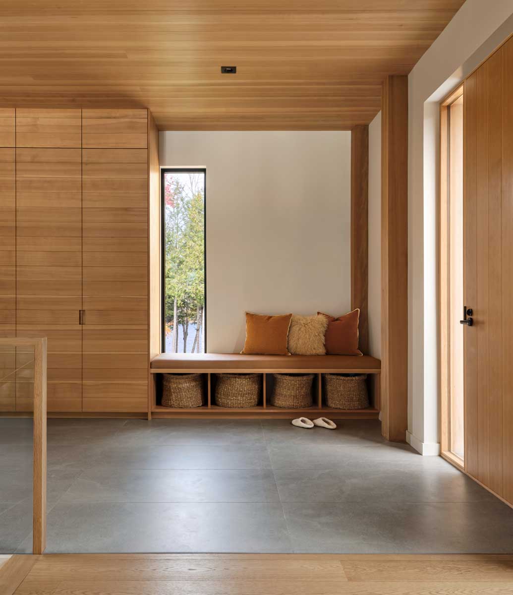 Minimalistický vstupní prostor s vestavěnou lavicí a úložnými koši