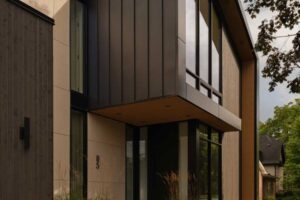 Moderní vstupní chodník s betonovými deskami a minimalistickým exteriérem domu