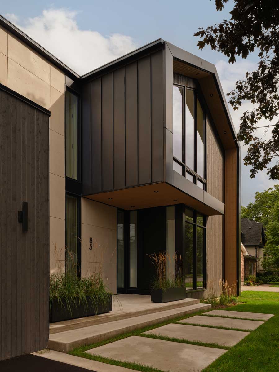 Moderní vstupní chodník s betonovými deskami a minimalistickým exteriérem domu