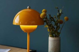 Designová stolní lampa v syté žluté barvě vytváří v interiéru výrazný akcent i hřejivou atmosféru