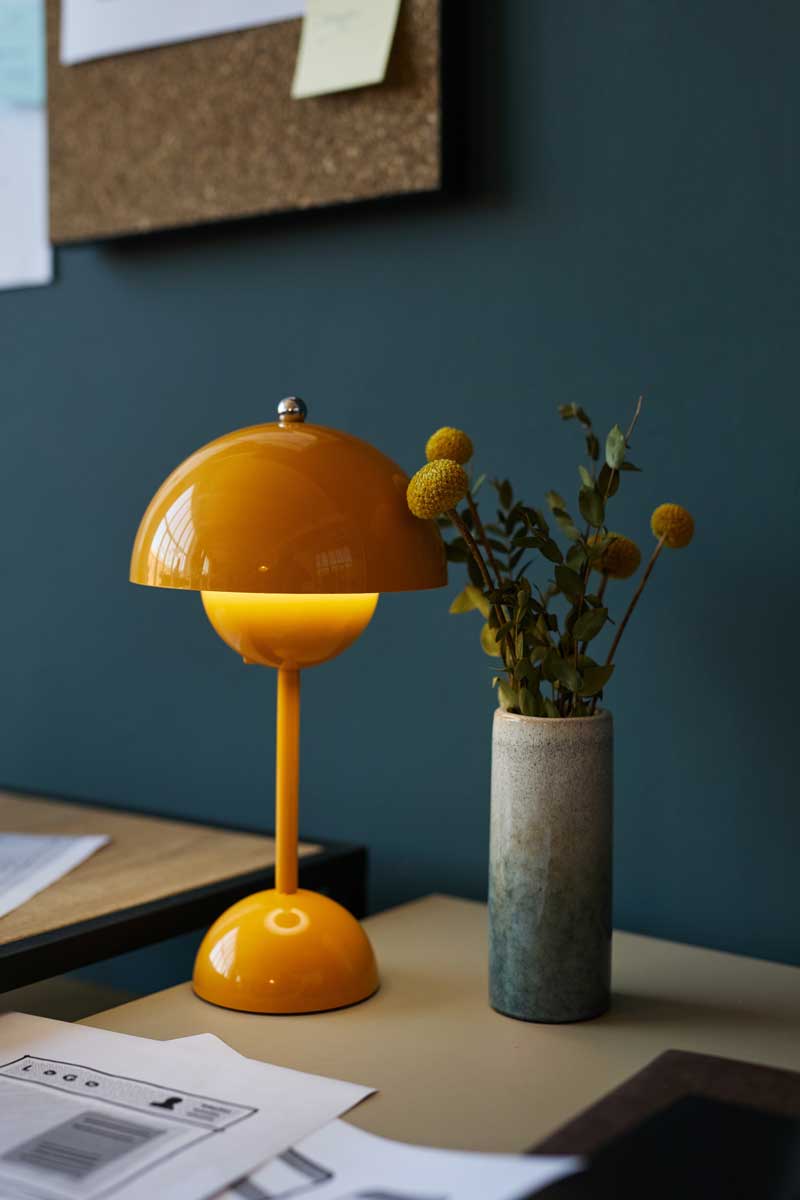 Designová stolní lampa v syté žluté barvě vytváří v interiéru výrazný akcent i hřejivou atmosféru