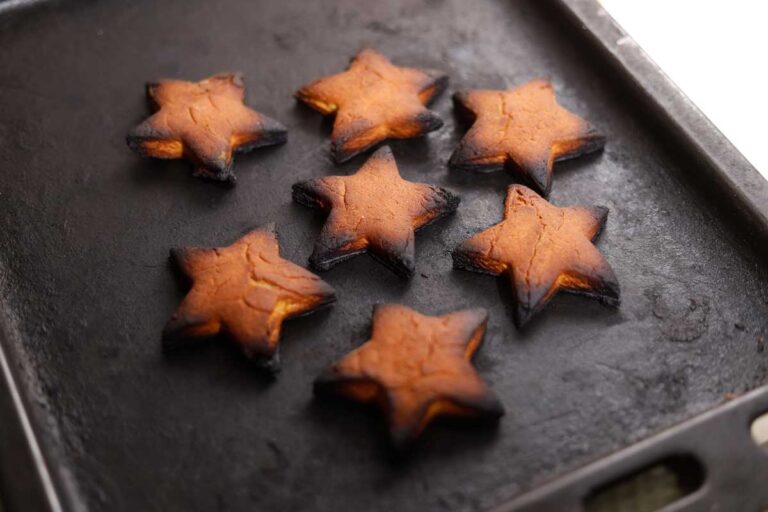 Plech se zcela připáleným vánočním cukrovím ve tvaru hvězdiček.