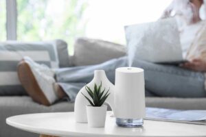 Elektrický zvlhčovač vzduchu v moderním obývacím pokoji