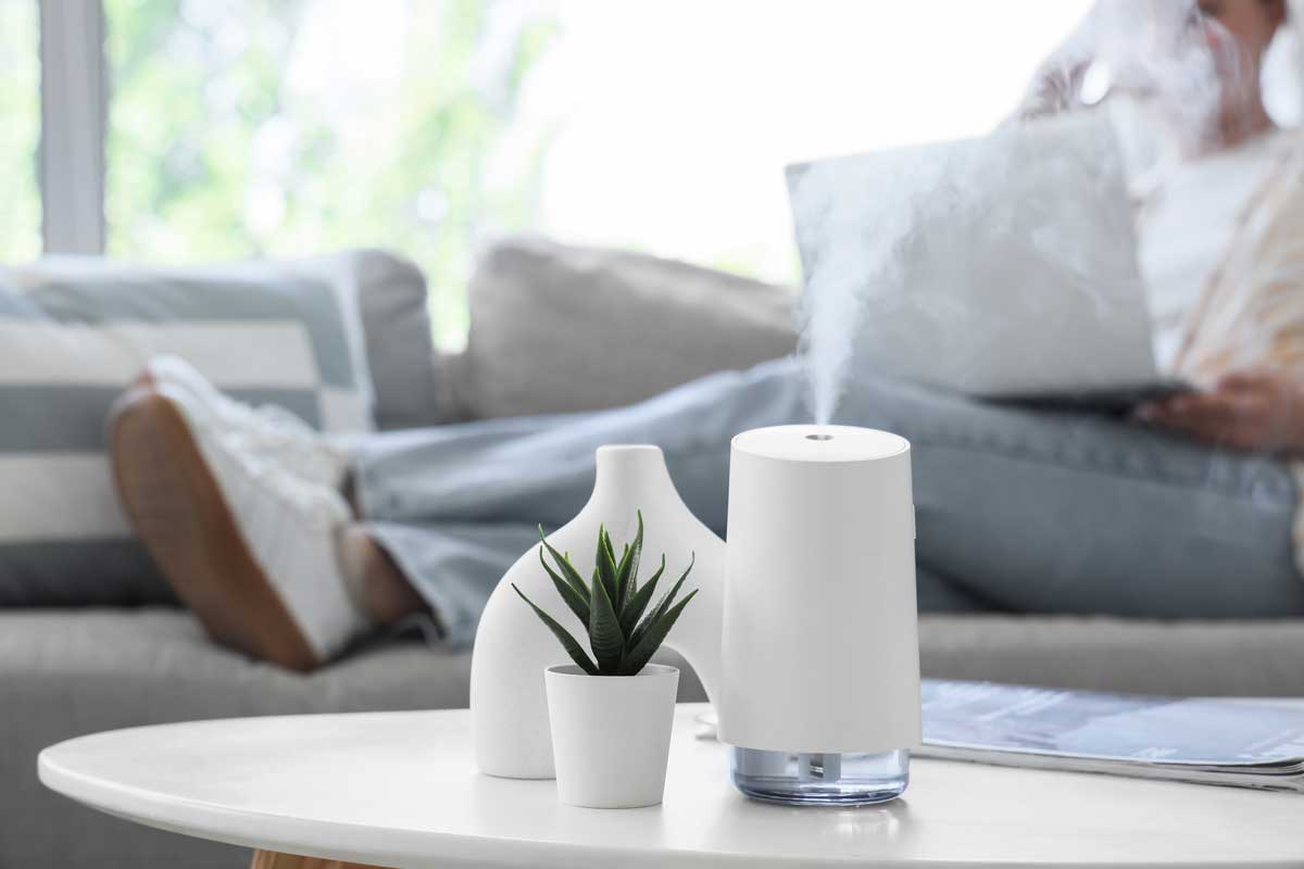 Elektrický zvlhčovač vzduchu v moderním obývacím pokoji