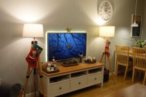 Obývací pokoj s televizním stolkem, jednoduchý nábytek a kombinace pracovního a obytného prostoru