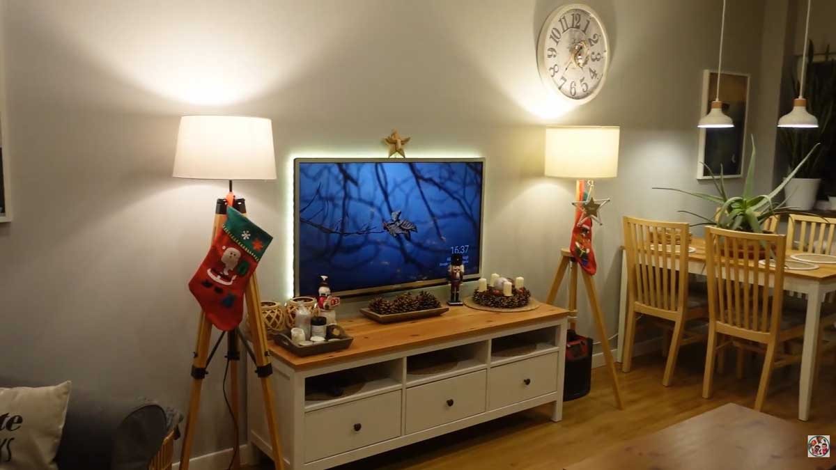 Obývací pokoj s televizním stolkem, jednoduchý nábytek a kombinace pracovního a obytného prostoru