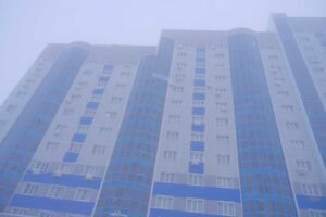 Panelové bytové domy v Jakutsku stojí na permafrostu a musí odolávat extrémním teplotám.