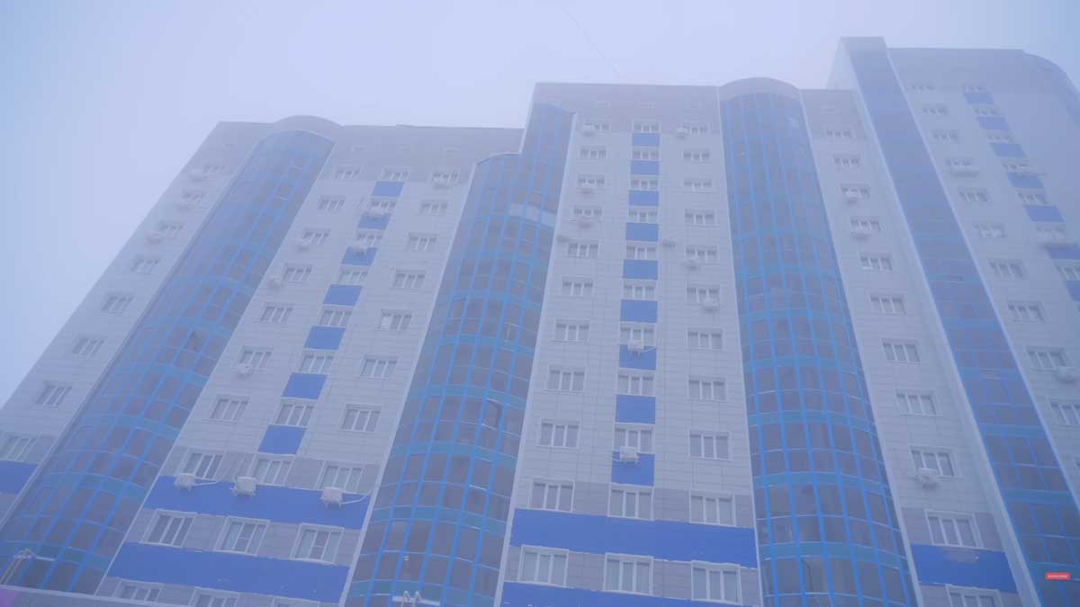 Panelové bytové domy v Jakutsku stojí na permafrostu a musí odolávat extrémním teplotám.