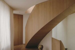 Chodba a schodiště s dřevěnými obklady a jemným přirozeným světlem