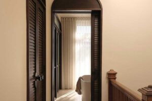 Chodba s oblým dveřním otvorem vedoucím do koupelny v rekonstruovaném domě