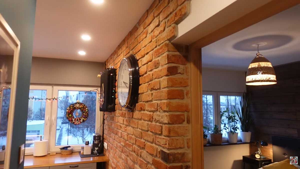 Přiznaná cihlová zeď v interiéru panelákového bytu