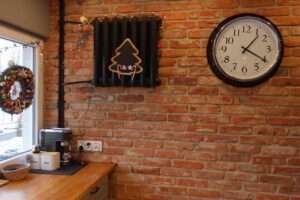 Cihlová stěna v kuchyni s pracovní deskou a kávovým koutem