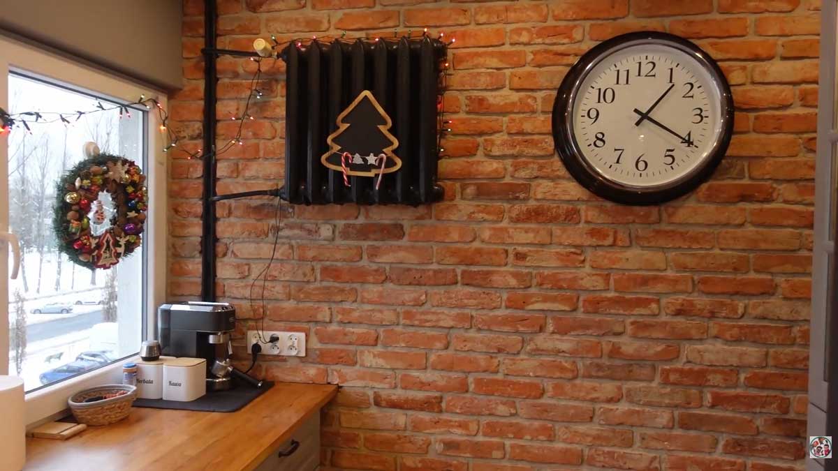 Cihlová stěna v kuchyni s pracovní deskou a kávovým koutem