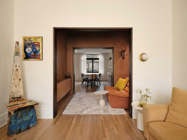 Denní zóna rodinného domu s průhledy do dalších místností a teplnou barevností interiéru