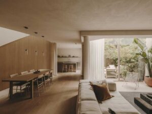 Když vejdete dovnitř, obejme vás klid hřejivého dřeva. Rodinný dům, kde se spojilo řemeslo z celé Evropy