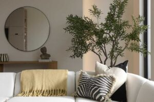 Detail pohovky v obývacím pokoji s dekorativními polštáři