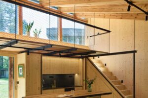 Otevřený ateliérový prostor s velkými okny orientovanými do údolí na Medníku