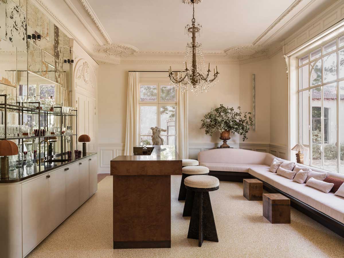 Denní zóna s vestavěným barem, historickými detaily a jemnou barevností