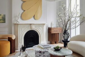 Denní zóna s původním krbem a moderním nábytkem