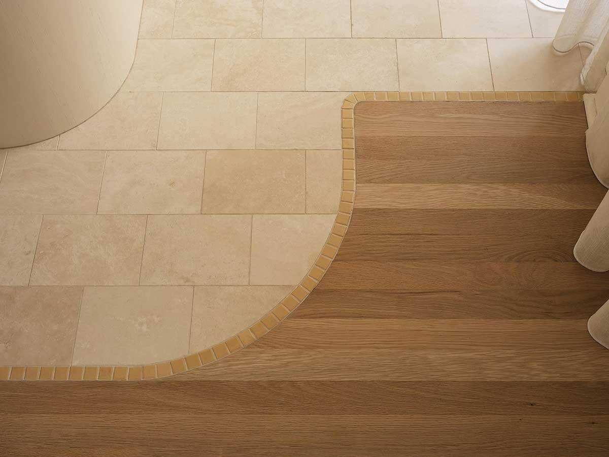 Detail koupelnového umyvadla a obkladu s jemnou strukturou a zaoblenými tvary