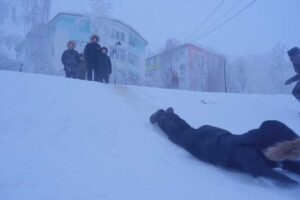 Děti si hrají venku v Jakutsku i při teplotách, které by jinde znamenaly zákaz vycházení.