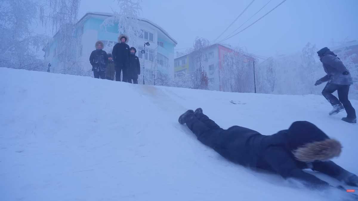 Děti si hrají venku v Jakutsku i při teplotách, které by jinde znamenaly zákaz vycházení.