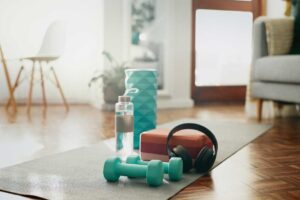 Základní vybavení pro domácí cvičení – činky, podložka, válec a odporové gumy