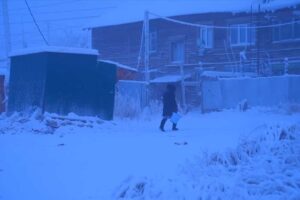 Starší dřevěné domy na okraji Jakutska připomínají drsné podmínky místního bydlení.