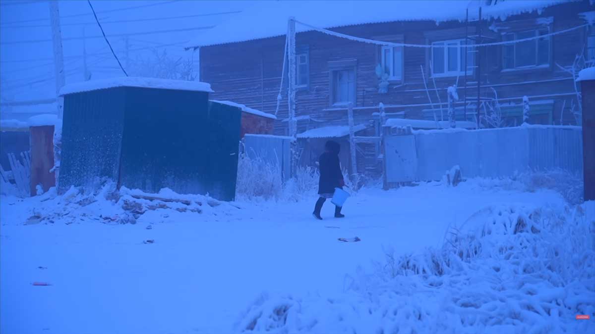 Starší dřevěné domy na okraji Jakutska připomínají drsné podmínky místního bydlení.