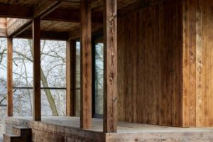 Dřevěná veranda přístavby na Medníku vedená kolem starého dubu